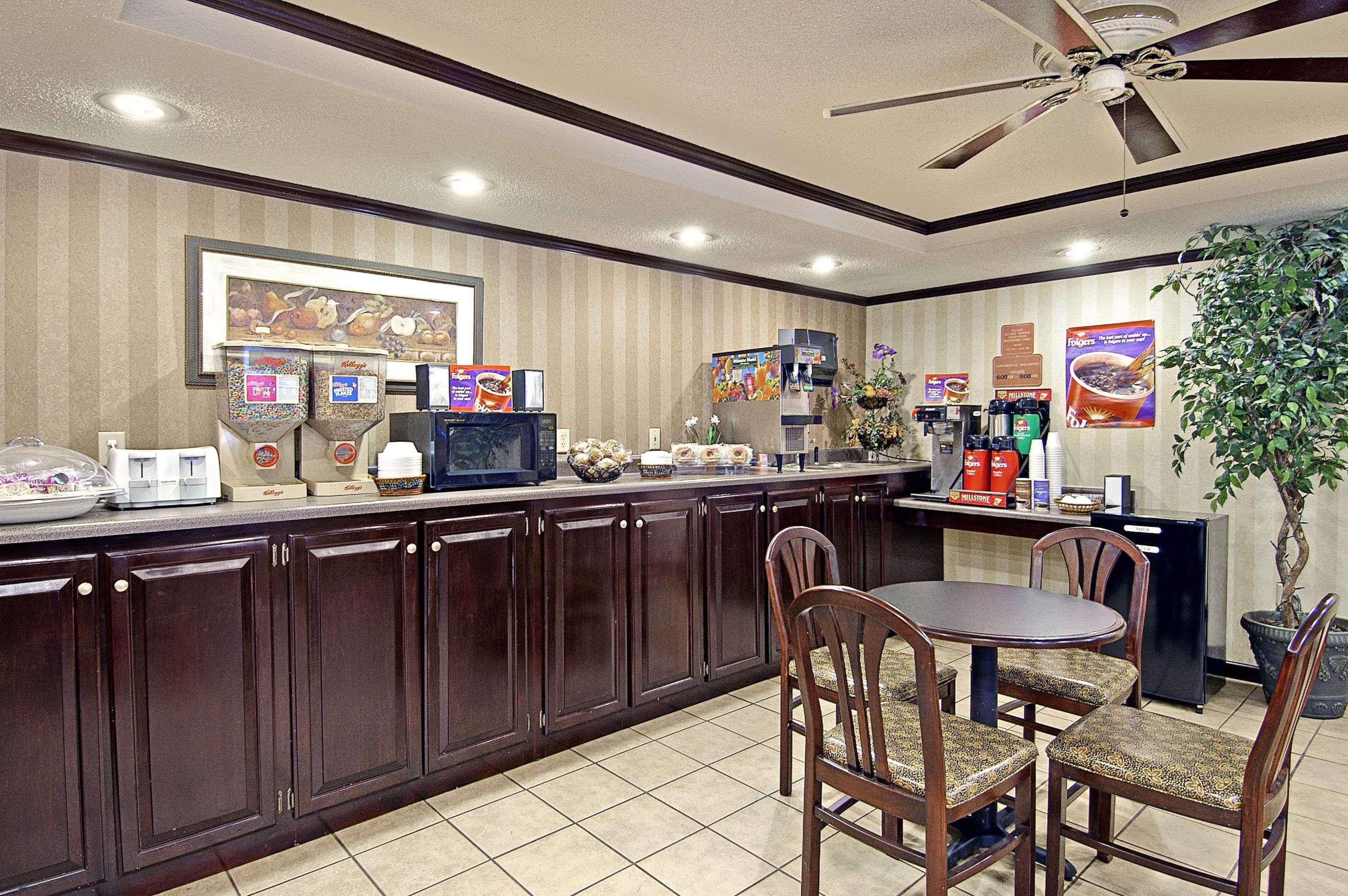 Days Inn & Suites By Wyndham Fort Valley Экстерьер фото