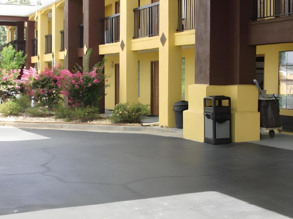 Days Inn & Suites By Wyndham Fort Valley Экстерьер фото