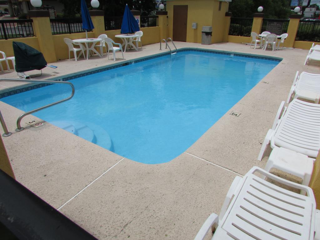 Days Inn & Suites By Wyndham Fort Valley Экстерьер фото